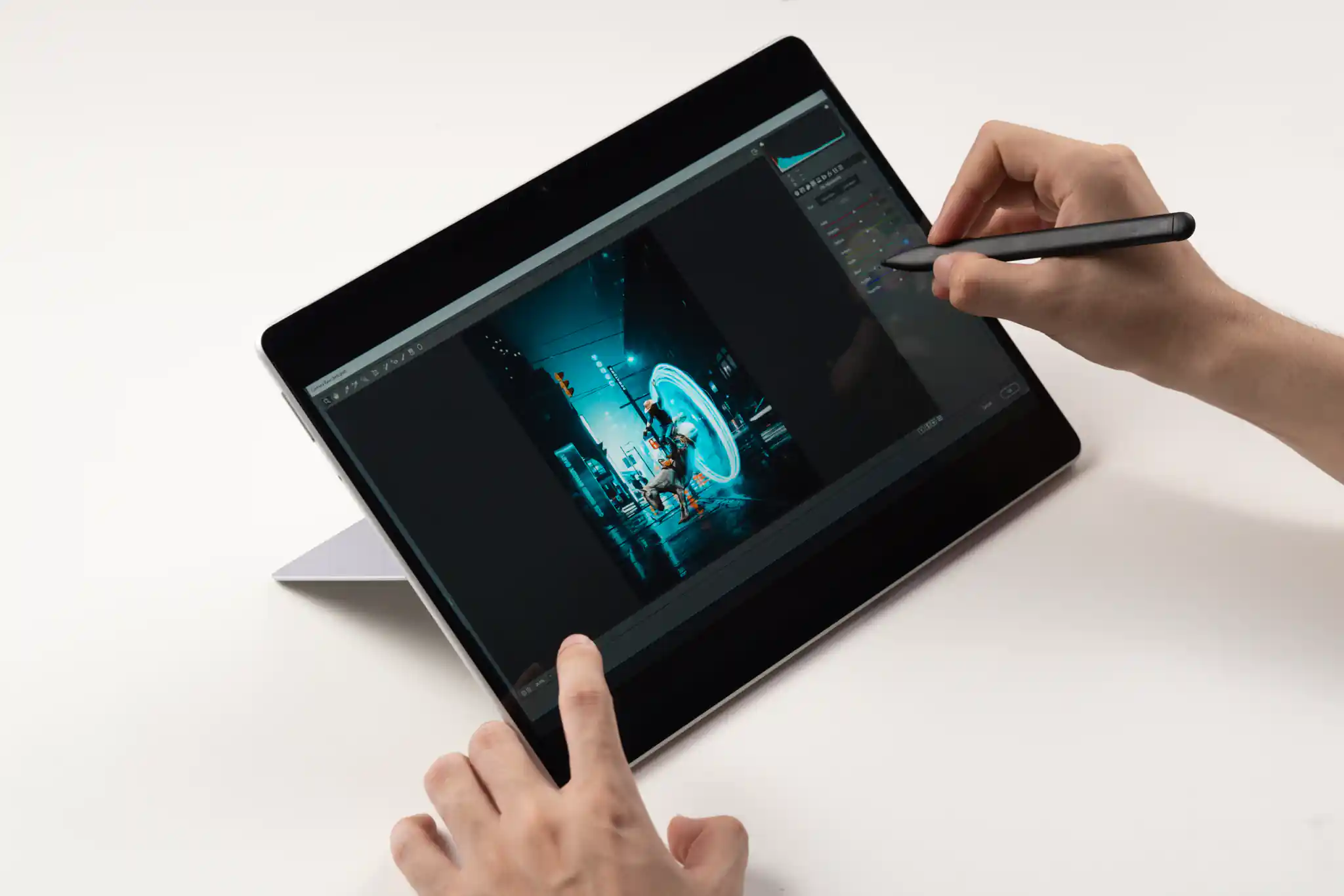 Thực hiện các thao tác thiết kế đồ họa trên Surface Pro kết hợp cùng bút Surface Pen