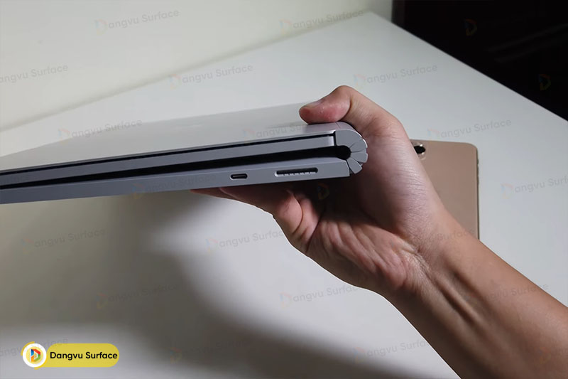 Cổng kết nối của Surface Book 2