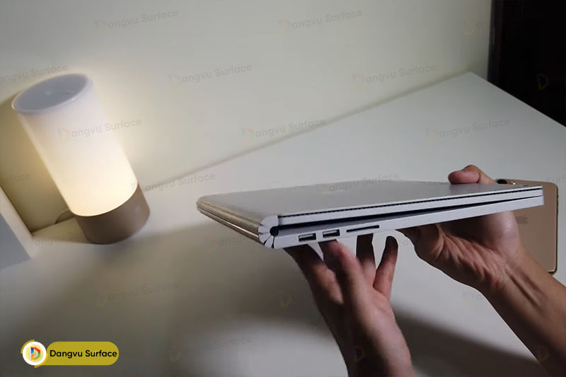 Cổng kết nối của Surface Book 2