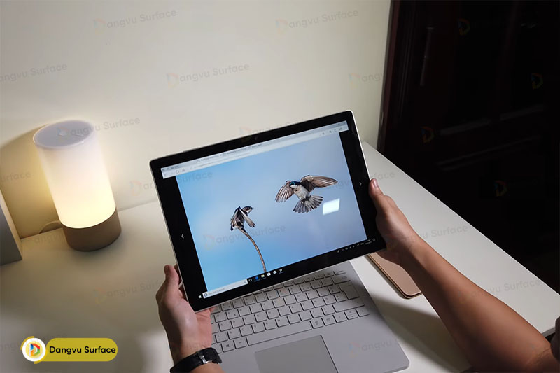 Khi tháo rời bàn phím thì Surface Book sẽ có cấu hình tương đương HP EliteBook x360 1040 G5