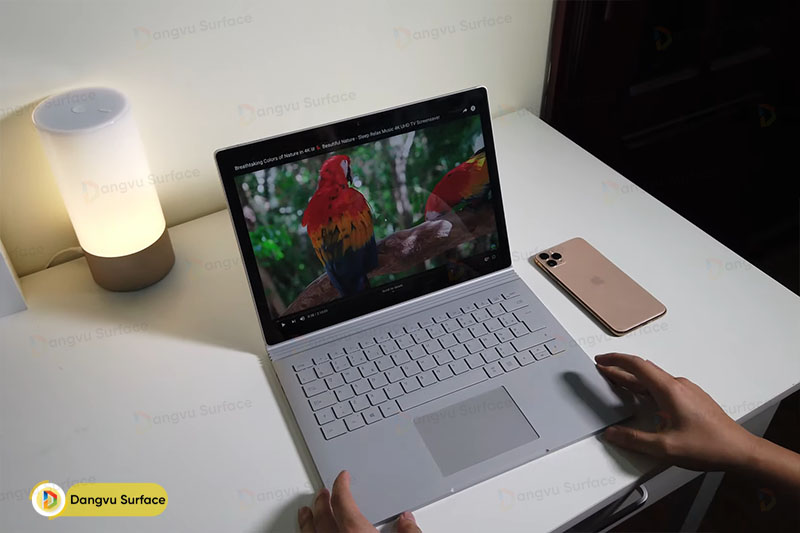 Surface Book 2 cũng có thể sử dụng như một laptop với GTX 1050