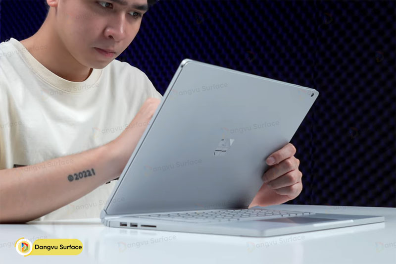 Thiết kế bản lề gáy quyển sách rất độc đáo