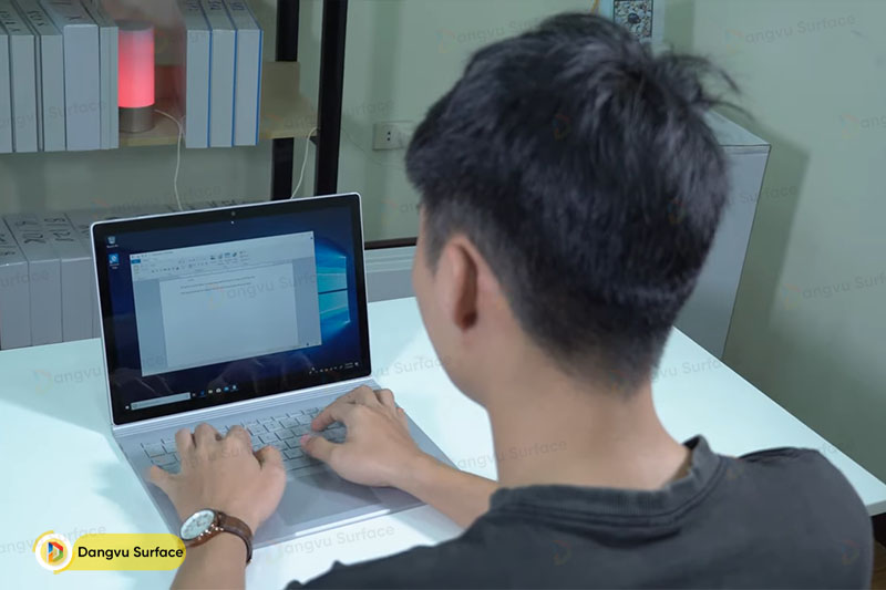 Tỉ lệ màn hình của máy được thiết kế là 3:2 tối ưu cho tầm nhìn người dùng