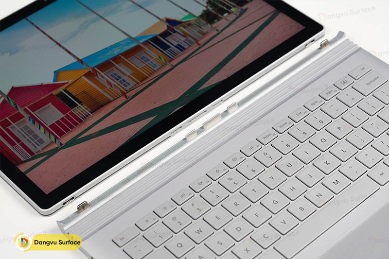 Khi tách riêng màn hình ra thì máy cũng tách Card ra