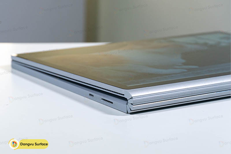 Thời lượng pin của máy rất vượt trội với 2 viên pin