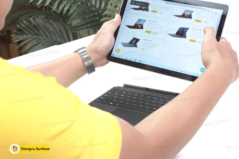 Mua Surface Go sẽ tối ưu cả 2 thiết bị laptop và tablet, gọn gàng hơn rẩt nhiều