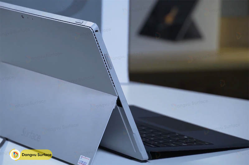 Nhìn sang thiết kế của Surface Pro 3 chúng ta mới thấy nó quen thuộc hơn