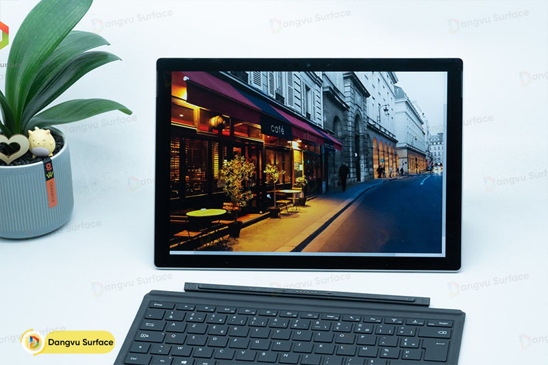 Linh hoạt là ưu điểm của dòng Surface Pro từ thiết kế cho đến cấu hình