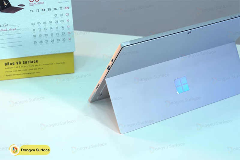 Thiết kế của Surface Pro 5 chỉ khác Pro 7 ở điểm không có cổng USB Type-C