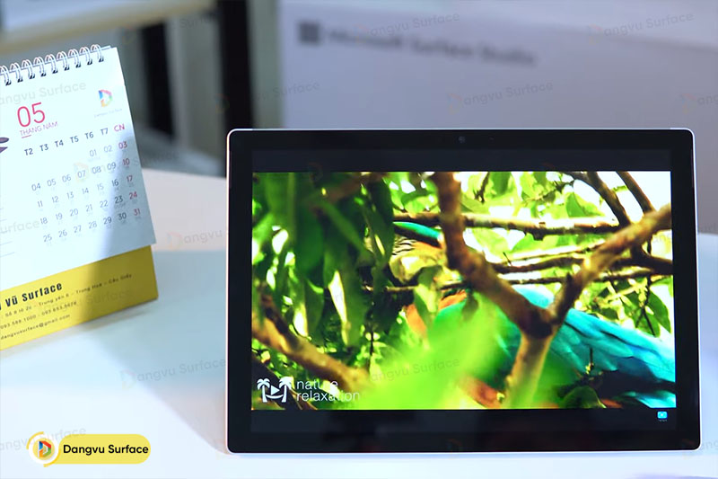 Nhìn trực diện thế này cũng không ai biết đâu là Pro 5 đâu là Pro 7