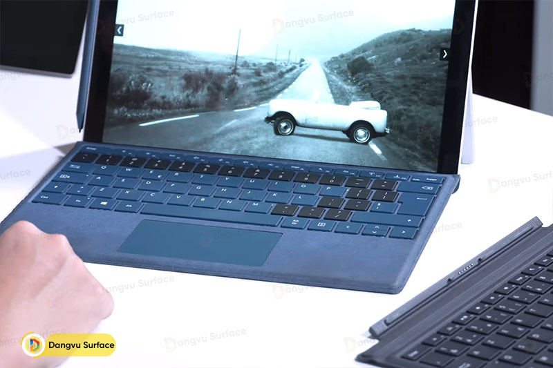 Khi kết hơp với bàn phím máy sẽ thành 1 laptop thực thụ