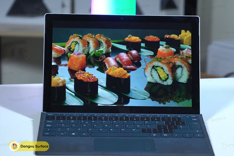 Bàn phím Surface Pro đem lại sự trải nghiệm đánh máy vô cùng tuyệt vời, thuộc trong Top bàn phím chất lượng trên thị trường Laptop