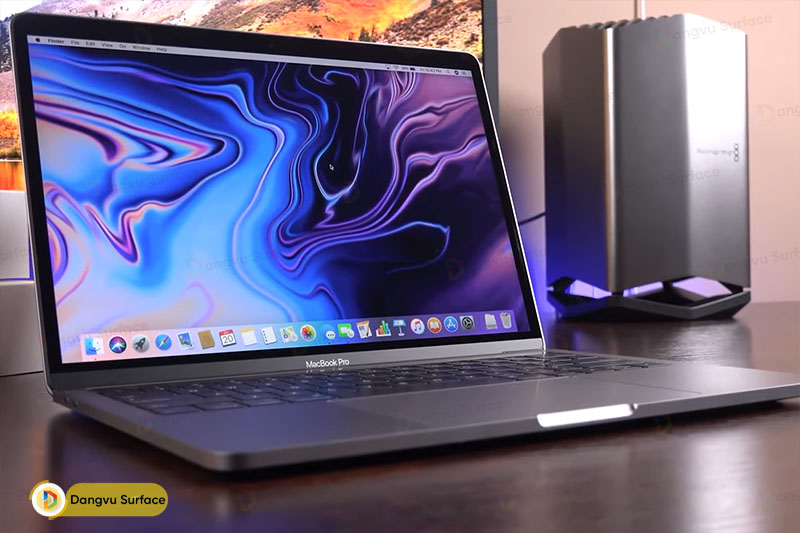 Macbook chỉ là chiếc laptop truyền thống với thiết kế gập vỏ sò