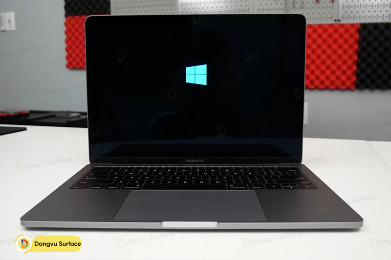 Và Macbook Pro đều đang trang bị cùng 1 loại vi xử lý