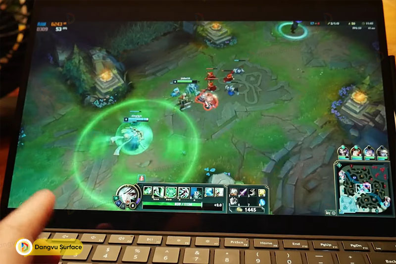 Chơi game trên Surface Pro X