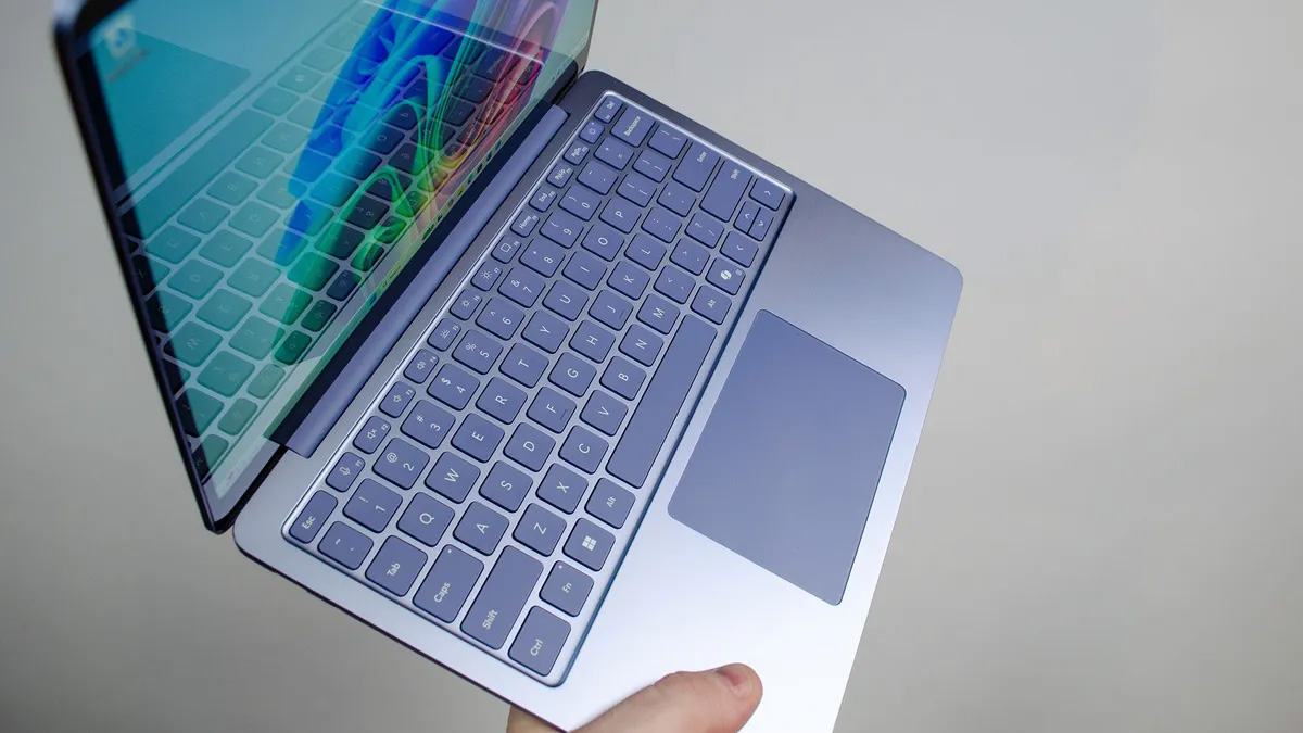 Surface Laptop 13” lại được nhà sản xuất tích hợp hệ thống đèn nền trên bàn phím vô cùng tiện ích