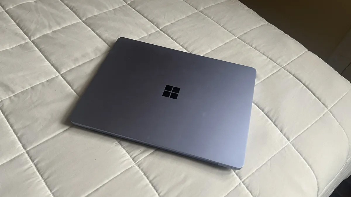 Surface Laptop 13 inch còn được thiết kế các đường bo cong nhẹ ở ngay phần viền và góc máy