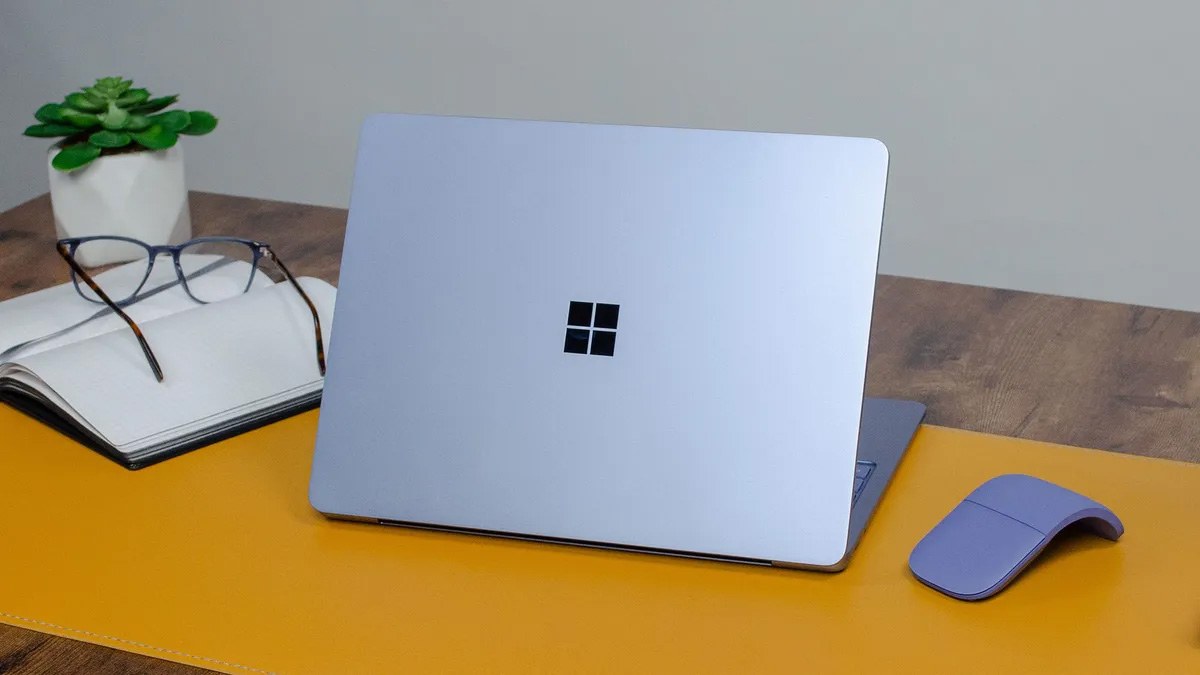 Surface Laptop 13 inch sở hữu thiết kế hình vỏ sò liền khối với toàn bộ phần thân máy được hoàn thiện từ chất liệu nhôm nguyên khối cao cấp