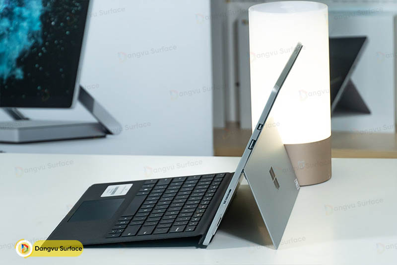 Tuy chưa được trang bị USB-C nhưng vẫn khá đầy đủ