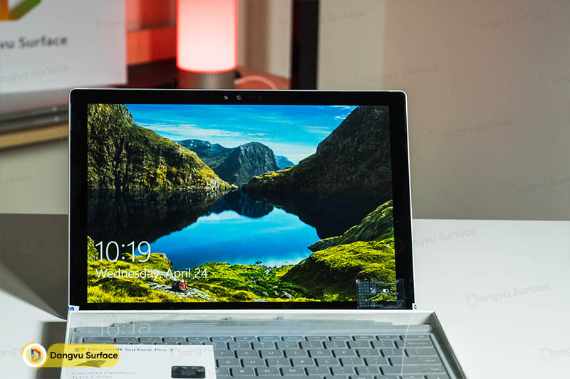 Surface Pro cần có chiếc bàn phím để có thể hoạt động y như 1 chiếc Laptop