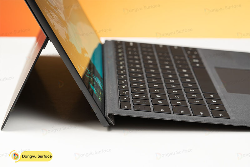 Bàn phím vải Alcantara sẽ đem đến cho bạn trải nghiệm gõ thực sự êm ái.