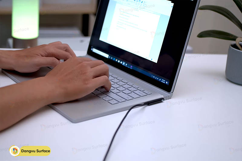 Chiếc Surface Book 2 có thời lượng Pin rất tốt, hãy sạc pin đúng cách để máy được bền lâu