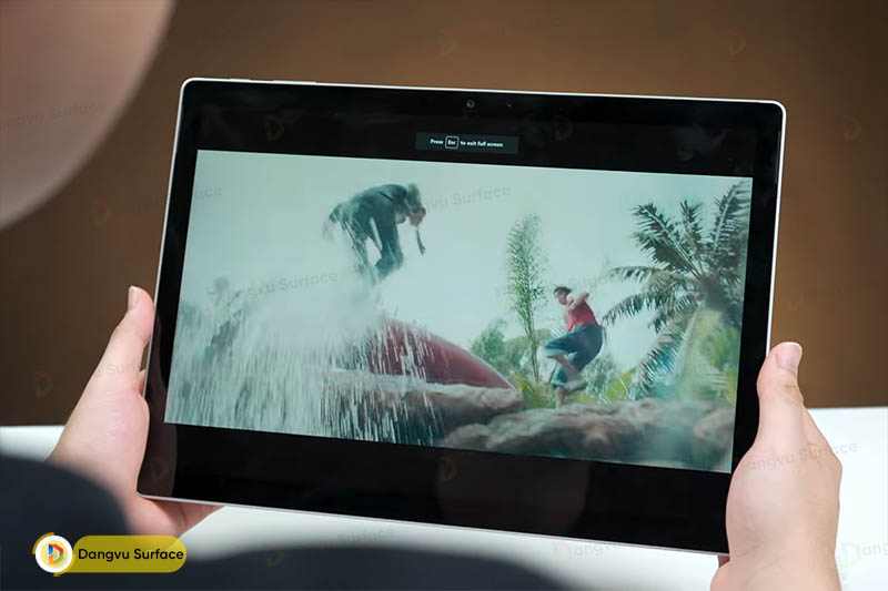 Các dòng máy Surface đều dược nhà sản xuất test Pin bằng cách xem Video