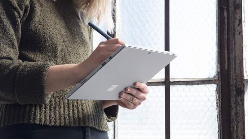 Thao tác tiện lợi với laptop màn hình cảm ứng: vẽ, viết, thuyết trình,...tất cả với thao tác chạm đơn giản