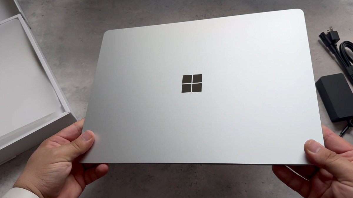 Surface Laptop 7 thì cũng được nhà sản xuất Microsoft thiết kế 4 cạnh góc máy bo tròn xung quanh màn hình với phần viền bezel vô cùng mỏng