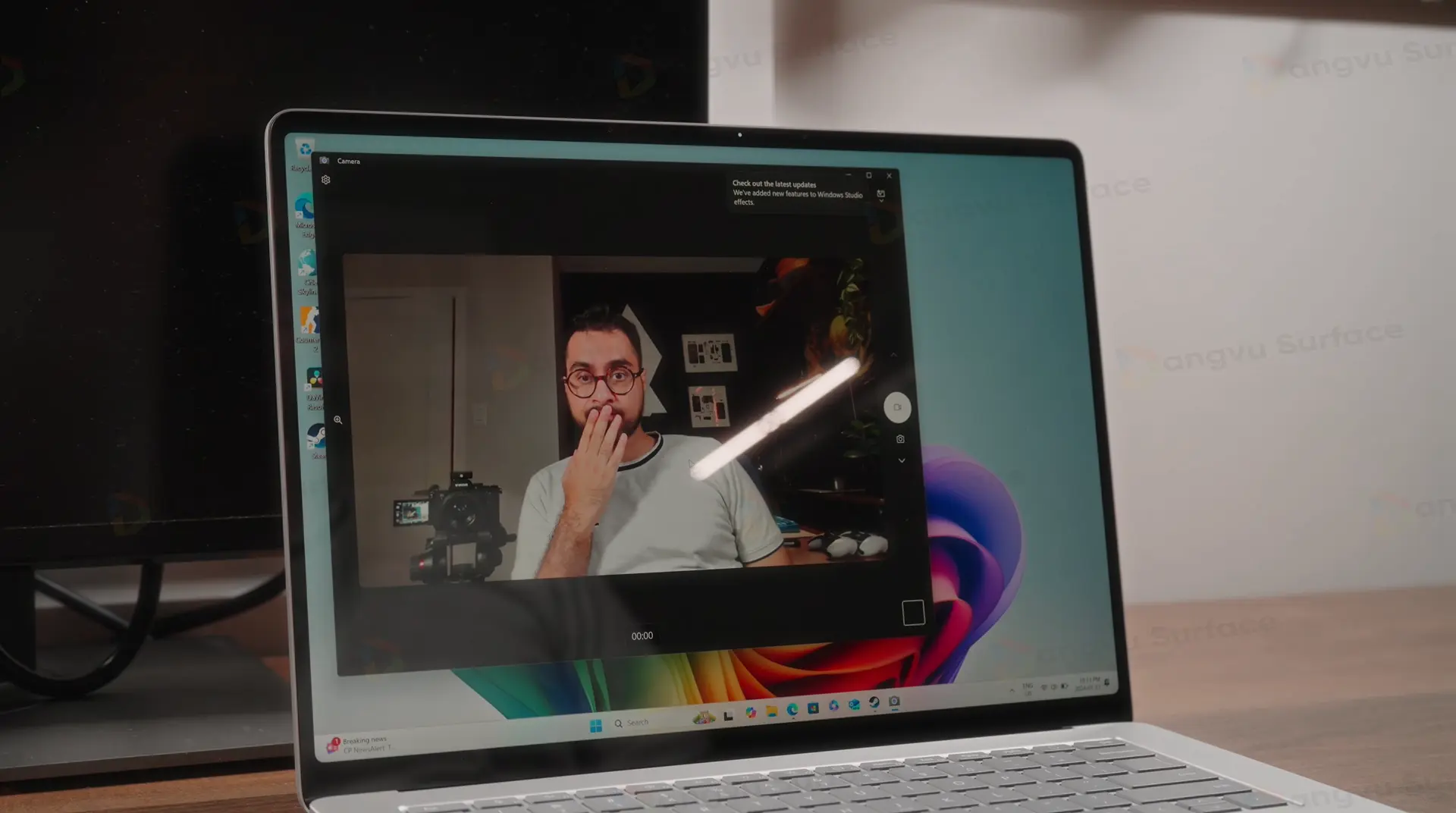 Cả Surface Laptop 13 inch vs Surface Laptop 7 đều được Microsoft sử dụng bộ loa Omnisonic với cơ chế phát âm thanh bên dưới bàn phím