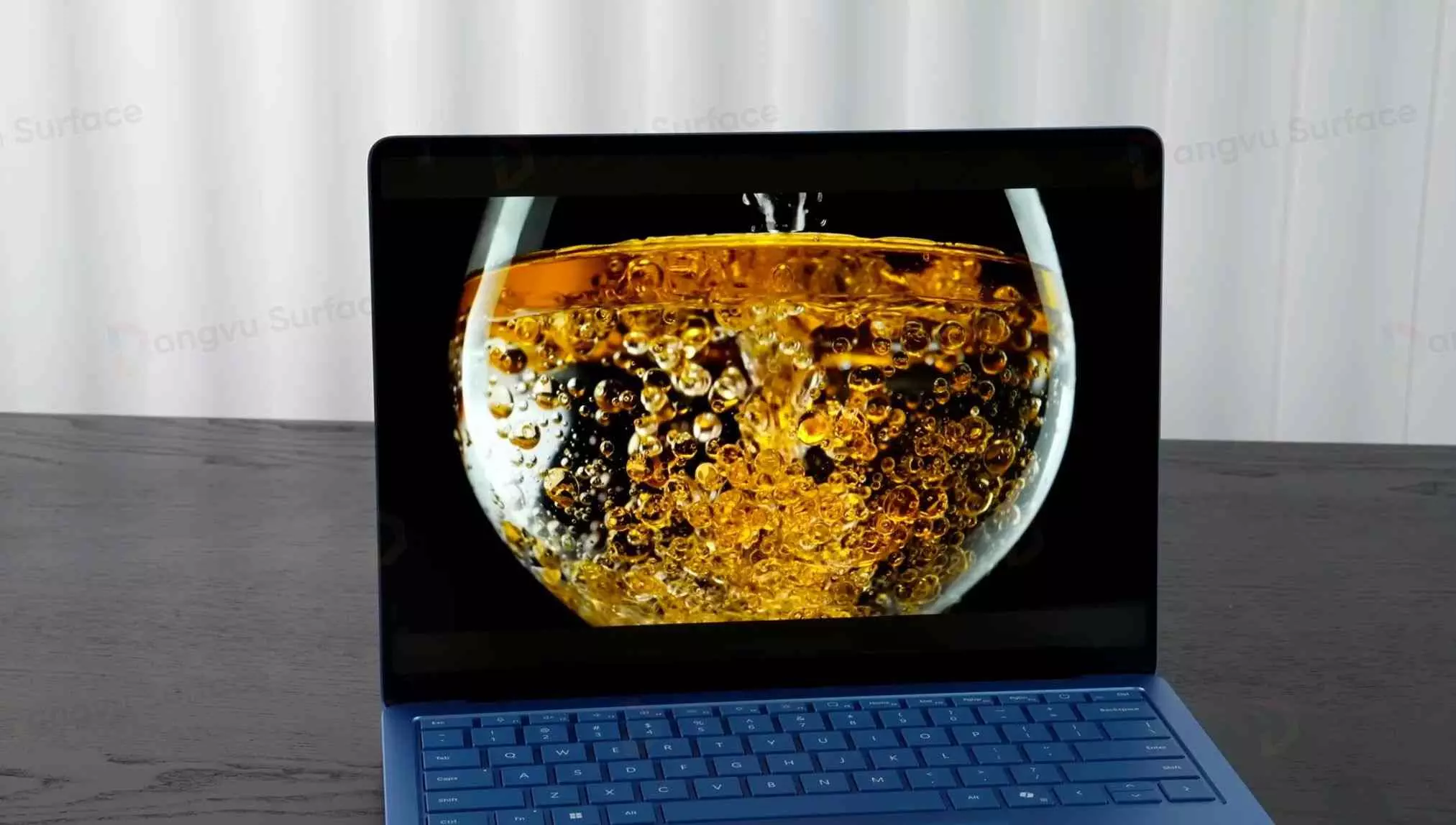 Màn hình lớn hơn nên sẽ mở rộng không gian hiển thị nội dung cũng như hỗ trợ tốt hơn khi mọi người cần hiển thị nhiều thông tin trên màn hình máy tính