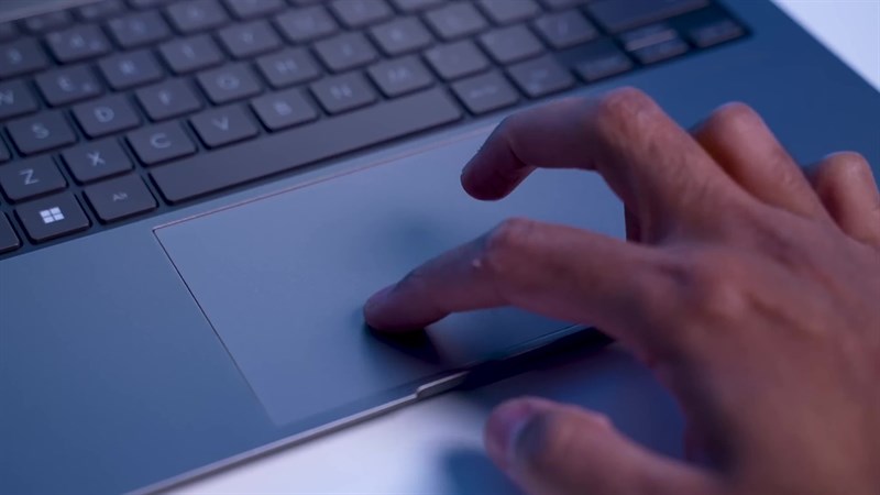 Touchpad của máy có kích thước rộng