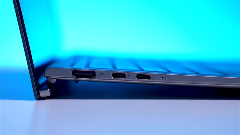Zenbook S 13 OLED có các cổng kết nối đa dạng