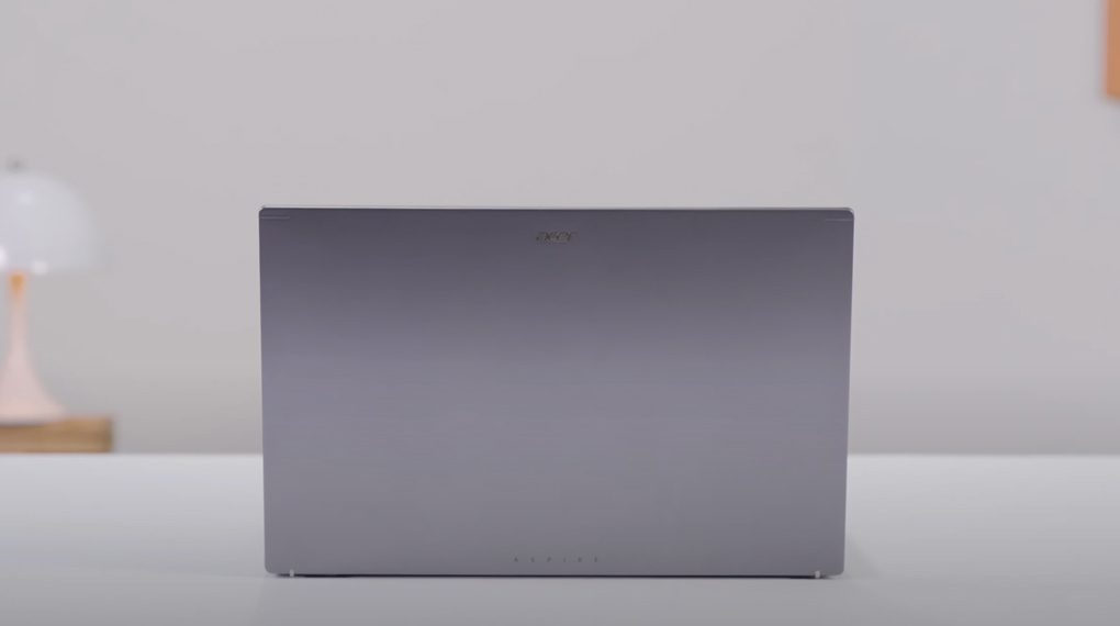 Thiết kế của Aspire 5 thực dụng, khá đơn giản.