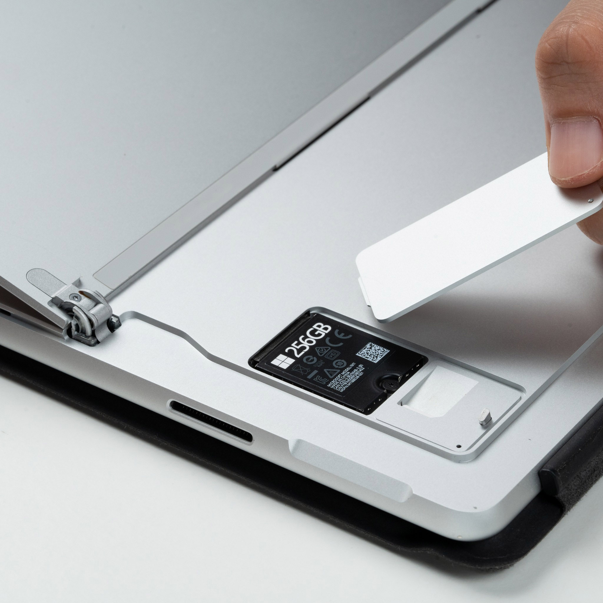 Khe thẻ nhớ của máy