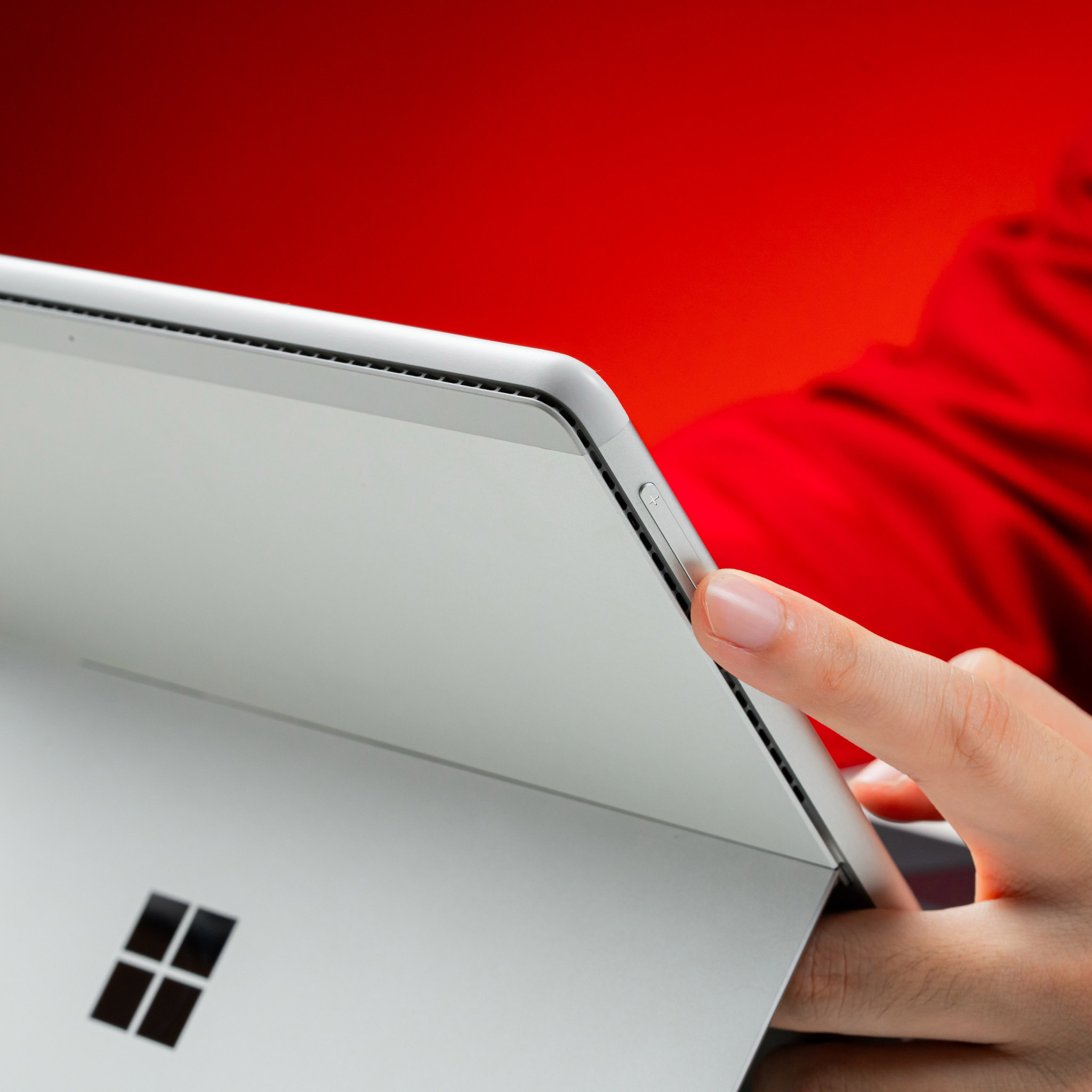 Cạnh còn lại là nút tăng giảm âm lượng