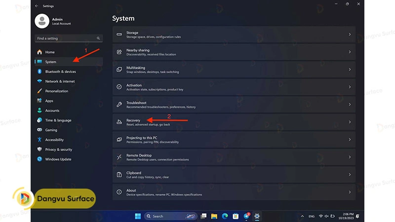 Click vào menu Start và chọn "System"