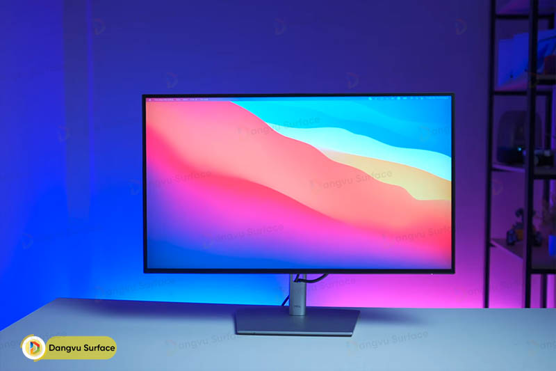 Dell U2723QE vẫn sử dụng ngôn ngữ thiết kế tối giản và sang trọng của dòng sản phẩm Ultrasharp Series