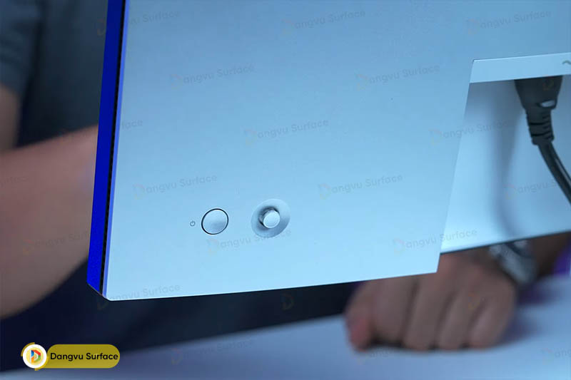 Nút nguồn được ẩn ở đằng sau. 