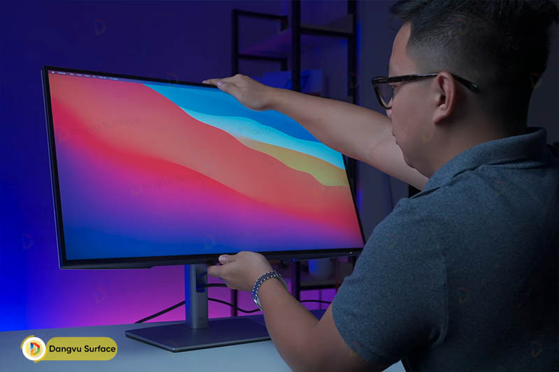 Giá đỡ linh hoạt này vì chúng ta có thể điều chỉnh độ cao, nghiêng màn hình lên / xuống, xoay hoặc xoay nó theo vị trí thẳng đứng