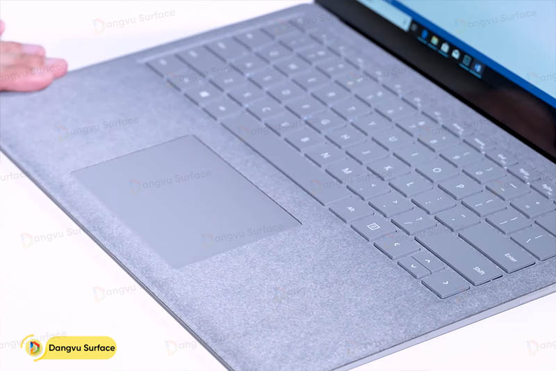 Dù có thiết kế siêu mỏng nhưng bàn phím Surface Laptop 2 vẫn có hành trình cực tốt
