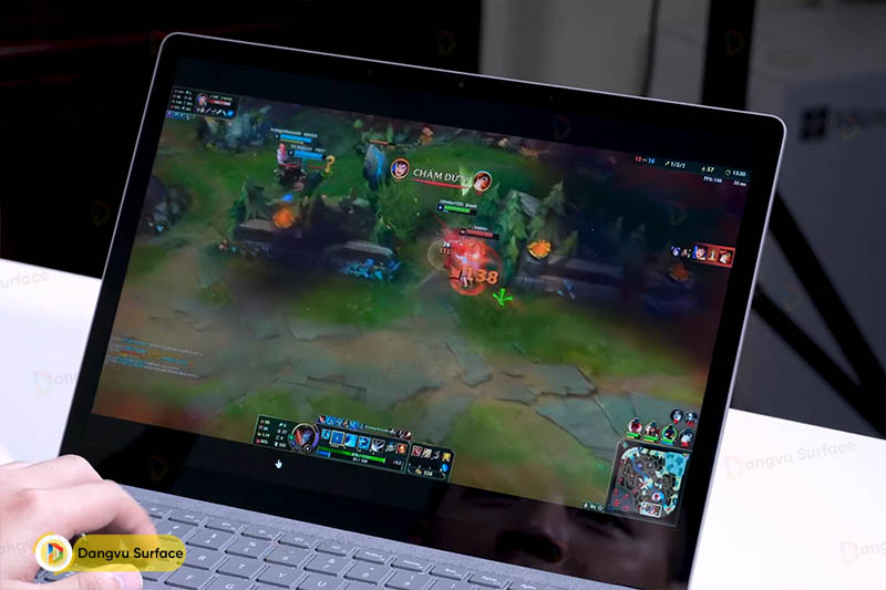 Chơi game giải trí với laptop