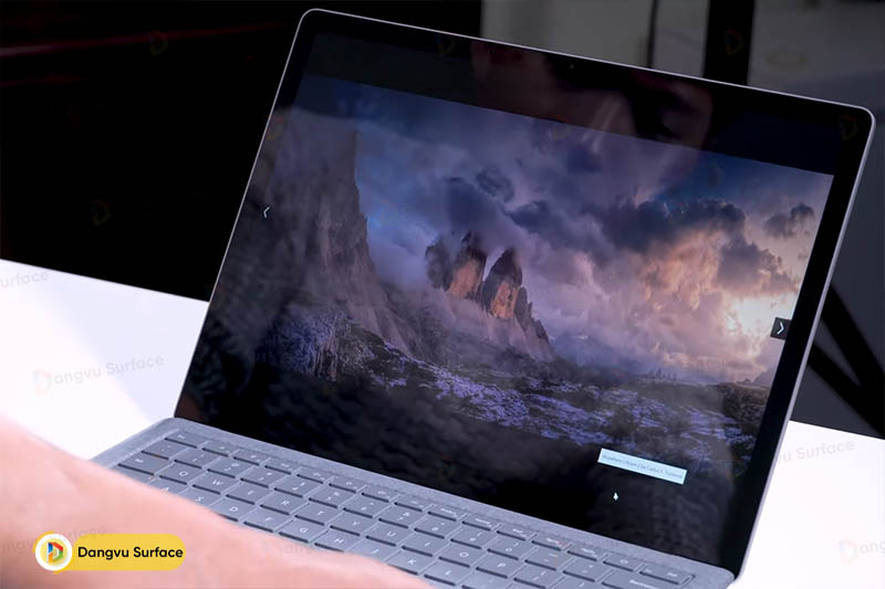 Màn hình là điểm mạnh được nhắc đến nhiều nhất trên Surface Laptop 2