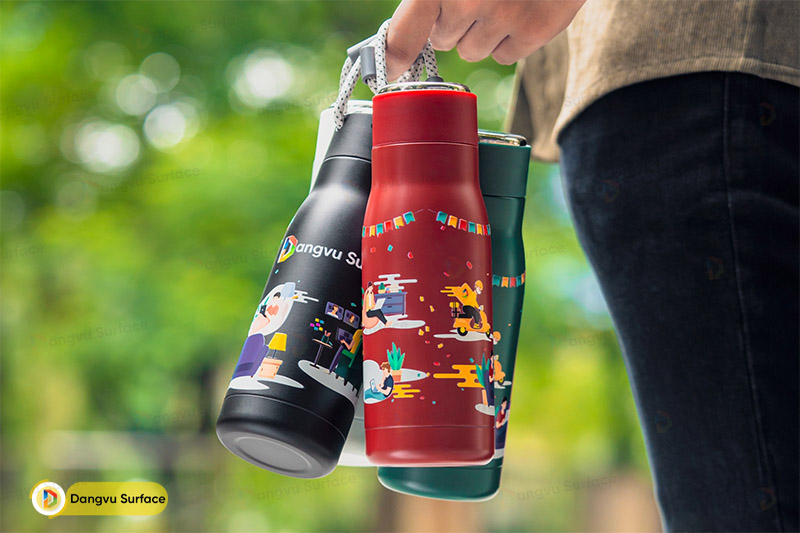Chuẩn bị một bình đựng nước cho các bạn học sinh giúp các bạn chủ động uống nước nhiều hơn