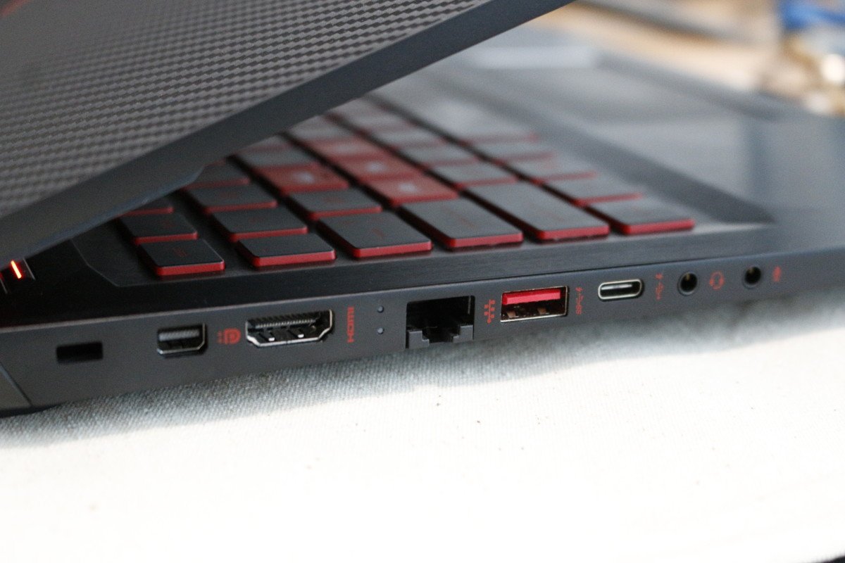 HP Omen 15 trang bị đầy đủ các loại cổng cần dùng cho một chiếc laptop