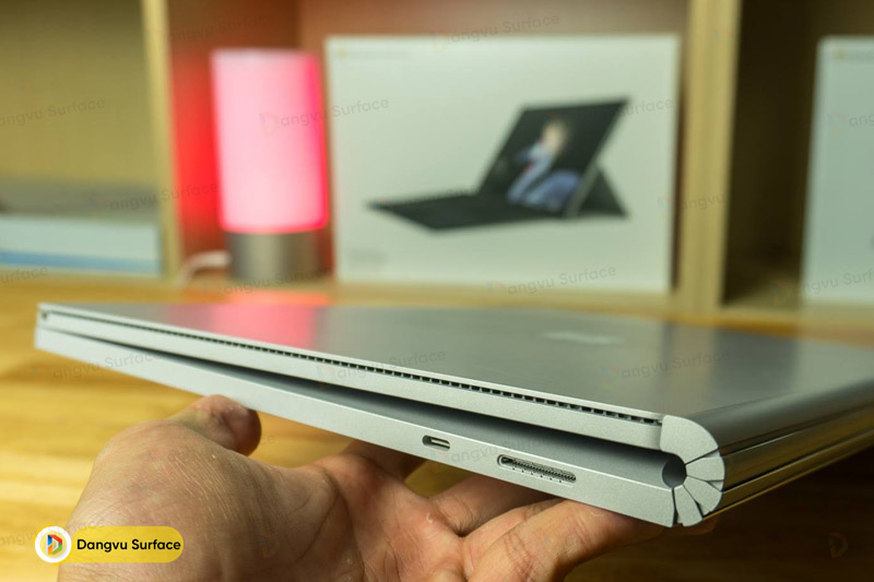 Nếu bạn mang Surface đến sửa chữa ở cửa hàng không uy tín, chiếc máy của bạn có thể bị thay thế linh kiện không rõ nguồn gốc, dẫn tới tiền mất tật mang