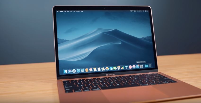 Về mặt hoàn thiện màn hình, Macbook có điểm công lớn hơn khi sở hữu màn hình Retina với đường viền khá mỏng