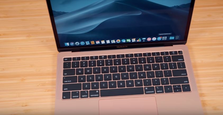 Macbook có sự cải tiến về mặt bàn phím, khi bị chê tơi tả ở các đời 2017 thì hiện tại, bàn phím đã mang lại cảm giác cực ổn, phím sâu, điểm trừ là lớp nhôm vào mùa đông thì sẽ hơi lạnh tay anh em nhé.