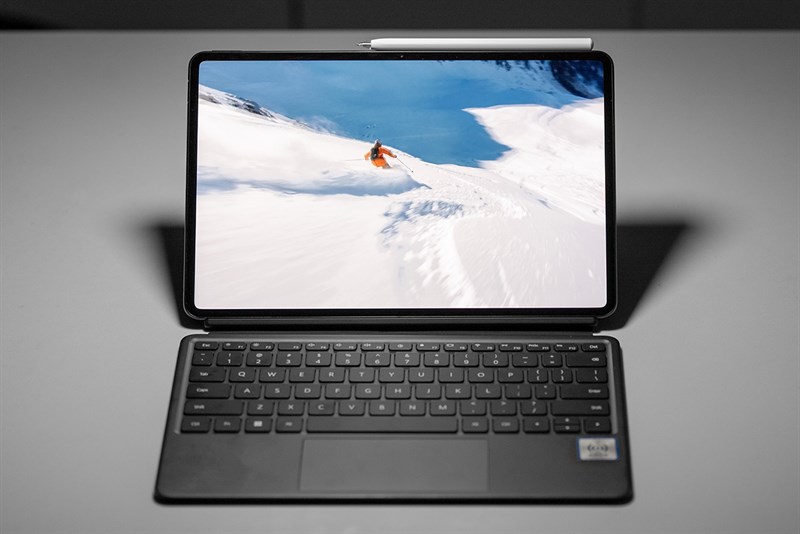 MateBook E 2023 có khả năng biến đổi thành laptop thông qua phụ kiện bàn phím rời