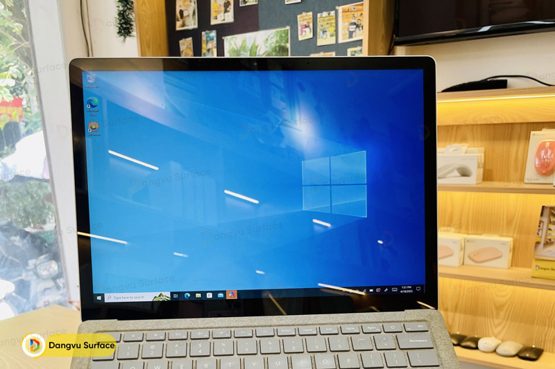 Surface Laptop là sản phẩm cao cấp, hiệu năng cao khá phù hợp cho 5 năm đi học